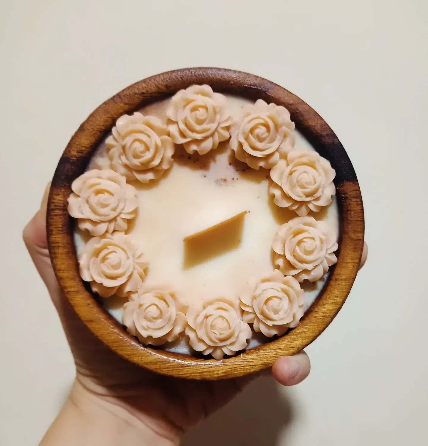Vela aromática en cuenco de madera grande
